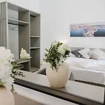 Flat 2 Mlh 3bed Next To By Homely! Apartment *