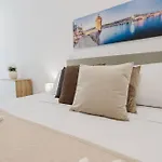 Flat 2 Mlh 3bed Next To By Homely! *
