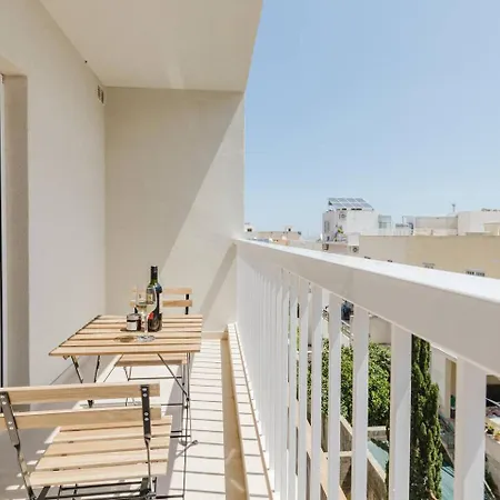 Flat 2 Mlh 3bed Next To By Homely! *