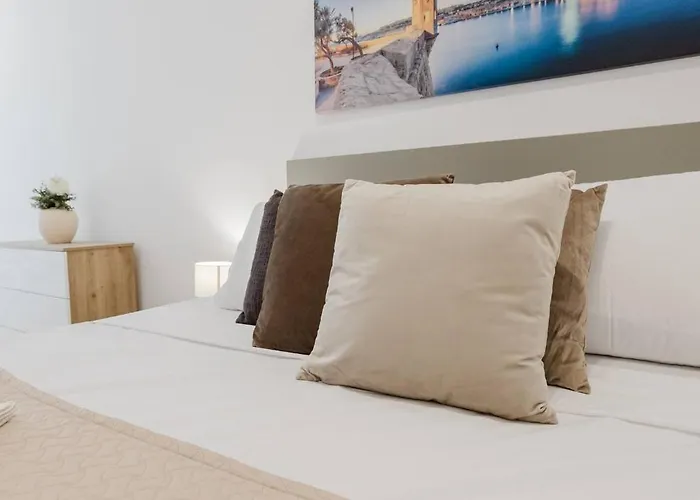 Flat 2 Mlh 3bed Next To By Homely! *